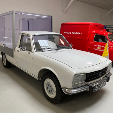 Peugeot 504 Papamobile 1988 au Musée de l'Aventure Peugeot.