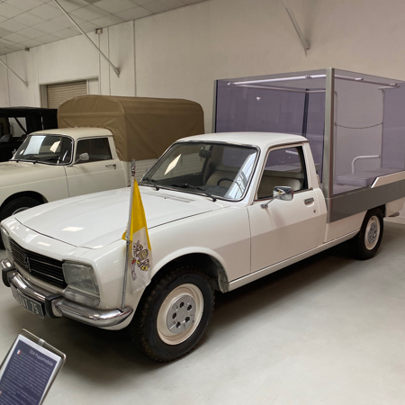 Peugeot 504 Papamobile 1988 au Musée de l'Aventure Peugeot.