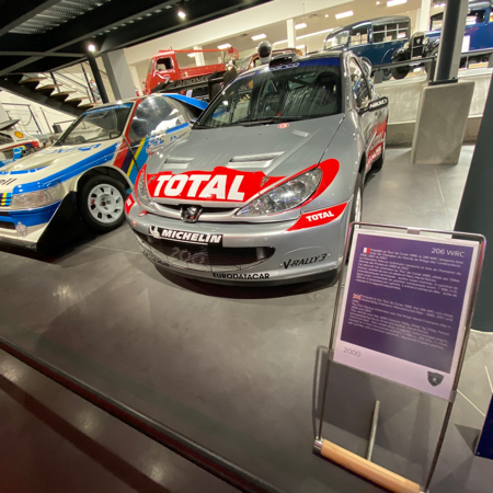 Peugeot 206 WRC 2000 au Musée de l'Aventure Peugeot.