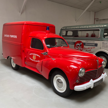 Peugeot 203 U8 Fourgon Service d'Incendie 1952 au Musée de l'Aventure Peugeot.