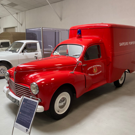 Peugeot 203 U8 Fourgon Service d'Incendie 1952 au Musée de l'Aventure Peugeot.