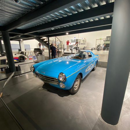 Peugeot 404 Diesel Record d'Endurance 1965 au Musée de l'Aventure Peugeot.
