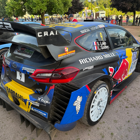 La Ford Fiesta WRC 2017 de Sébastien Loeb dans le parc fermé de Gérardmer du Rallye Vosges Grand Est 2026.