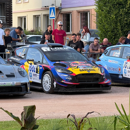 La Ford Fiesta WRC 2017 de Sébastien Loeb dans le parc fermé de Gérardmer du Rallye Vosges Grand Est 2026.