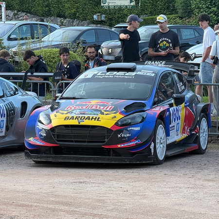 La Ford Fiesta WRC 2017 de Sébastien Loeb dans le parc fermé de Gérardmer du Rallye Vosges Grand Est 2026.